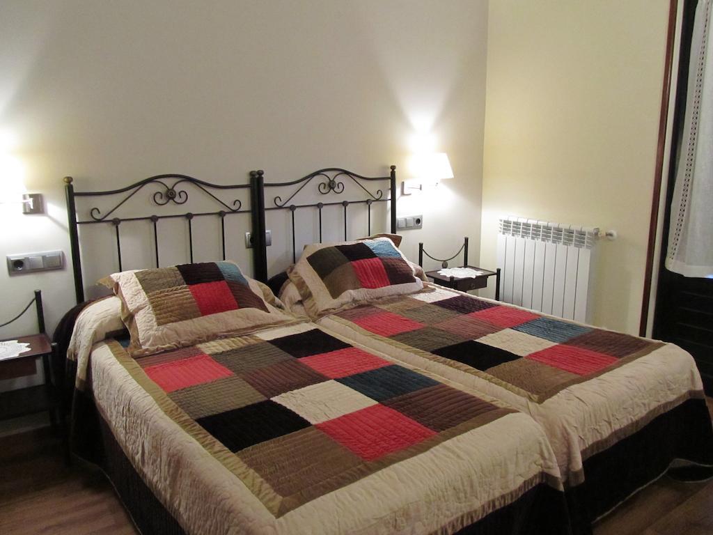 Apartamentos Rurales Casa Baltasar Monasterio De Hermo Quarto foto