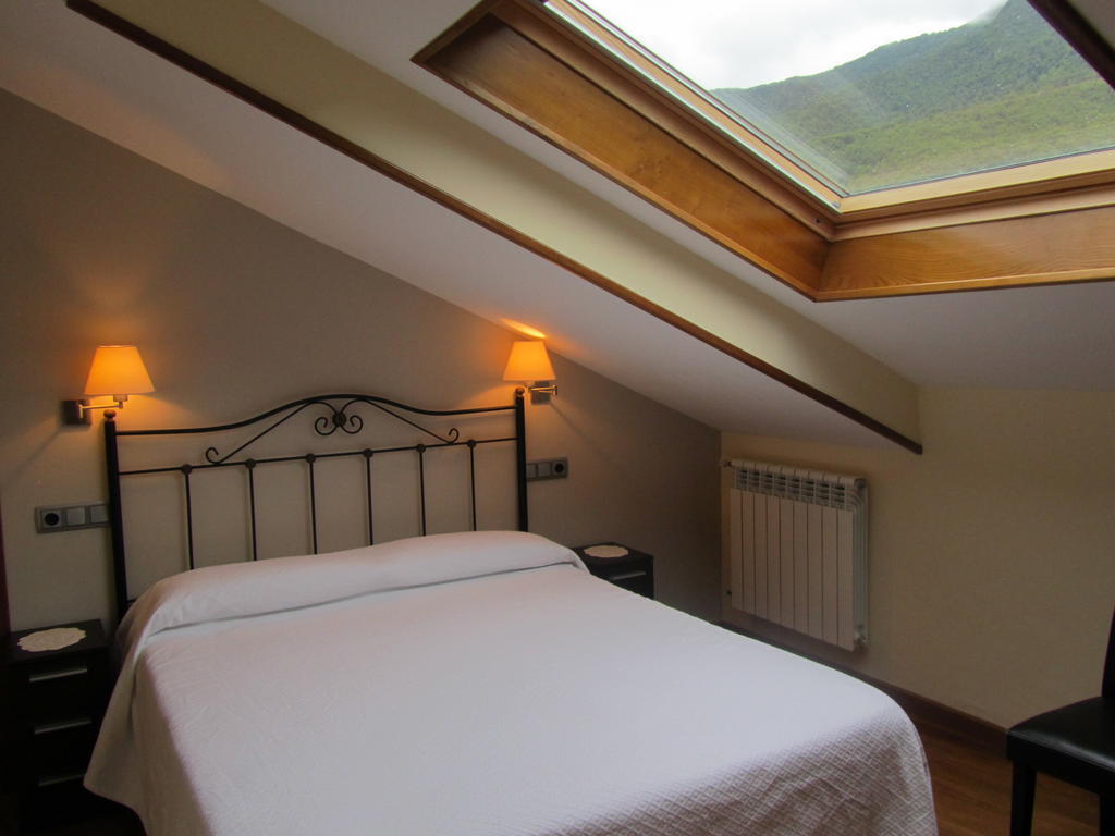Apartamentos Rurales Casa Baltasar Monasterio De Hermo Quarto foto